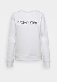 Sudadera blanca de mezcla de algodón con cuello redondo, mangas largas y un logo negro de "Calvin Klein" impreso en la parte delantera.