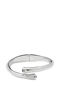 Bracelet en argent avec une surface lisse et polie, présentant des extrémités ouvertes et une légère courbe, mettant en avant un design minimaliste et une texture élégante.