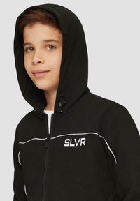 Zwarte ritshoodie met witte accenten en 'SLVR' logo. Kenmerkt zich door een gestructureerde stof, een capuchon met trekkoord en een relaxte pasvorm.