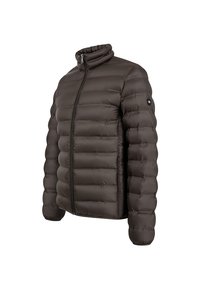 Veste matelassée en duvet marron foncé avec col montant et fermeture éclair complète à l'avant, vue en angle latéral sur un fond blanc.