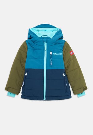 Jachetă de iarnă căptușită pentru copii, cu blocuri de culoare albastre și verzi, glugă, fermoar frontal și buzunare, patch cu steagul Norvegiei pe mânecă, logo Trollkids.