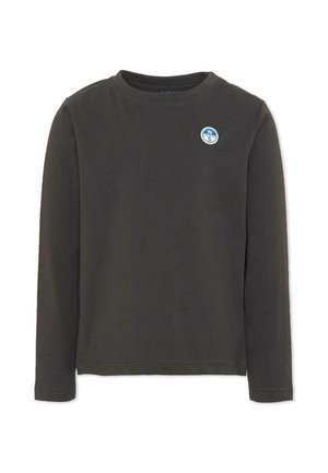Camiseta gris oscuro de manga larga con cuello redondo y pequeño logo redondo azul y blanco de brújula en la parte superior izquierda del pecho.