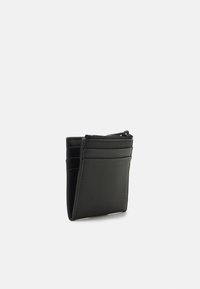 Portafoglio nero con superficie testurizzata, dotato di più scomparti per carte, di un compartimento con zip e di un design slim per una facile conservazione.