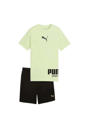 Maglietta Puma verde chiaro con logo Puma nero e pantaloncini neri con piccolo logo Puma sulla gamba sinistra.