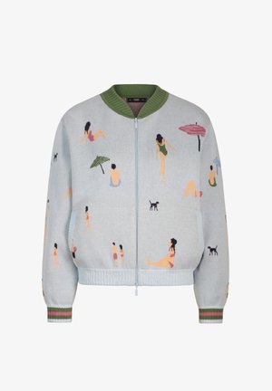 Strikket bomberjakke i lyseblå med farverige mønstre af mennesker, paraplyer og en hund. Ribstrikket grøn krave og manchetter med lynlåslukning.
