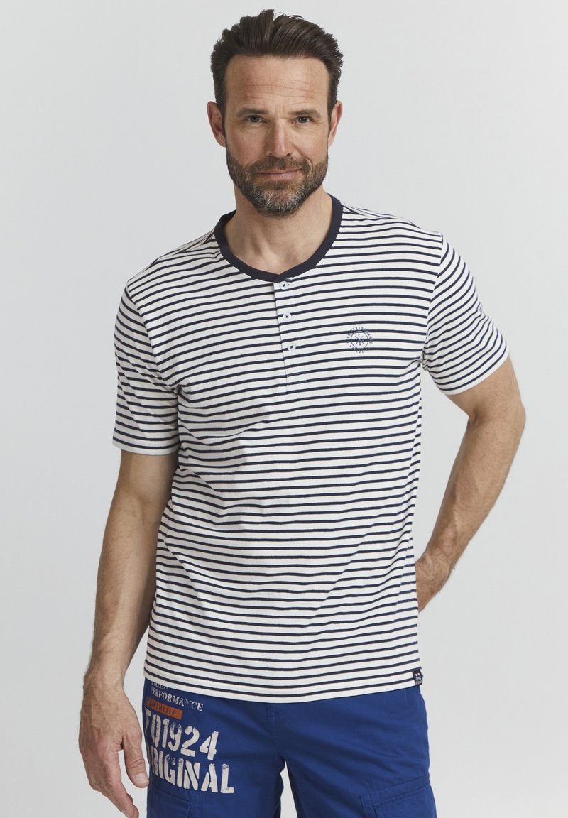 Marine- og hvitstripete kortermet henley-t-skjorte, med rund hals med tre knapper og en liten brodert logo på brystet.