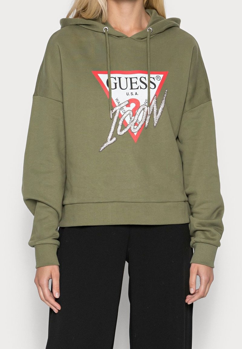 Olivově zelená crop mikina s kapucí na stahovací šňůrku, zdobená červeným trojúhelníkovým logem, bílým textem a kamínkovými akcenty na nápisu "ICON".