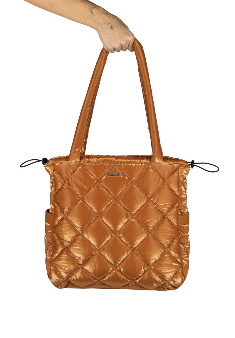 Bolsa de tote acolchada en cobre metálico, con una textura suave y dos asas resistentes. Los bolsillos laterales con cuerdas ajustables añaden funcionalidad.