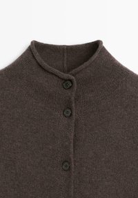 Cardigan tricoté marron foncé avec un col montant et trois boutons noirs sur le devant, tissu texturé visible.