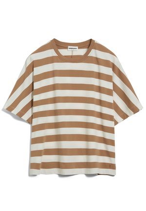 T-shirt z krótkim rękawem i okrągłym dekoltem, o szerokich poziomych beżowych i białych paskach, rozłożony na płasko, pokazujący przednią stronę oraz metkę marki wewnątrz kołnierza.