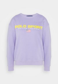 Fialová mikina se žlutým nápisem "POLO SPORT" a malou grafikou americké vlajky. Má kulatý výstřih a žebrované manžety. Měkká textura.