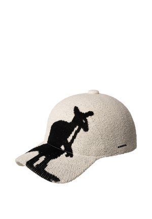 Cappellino da baseball beige lavorato a maglia con sagoma nera di giraffa che si estende dalla visiera alla corona, piccolo logo del marchio sul lato.