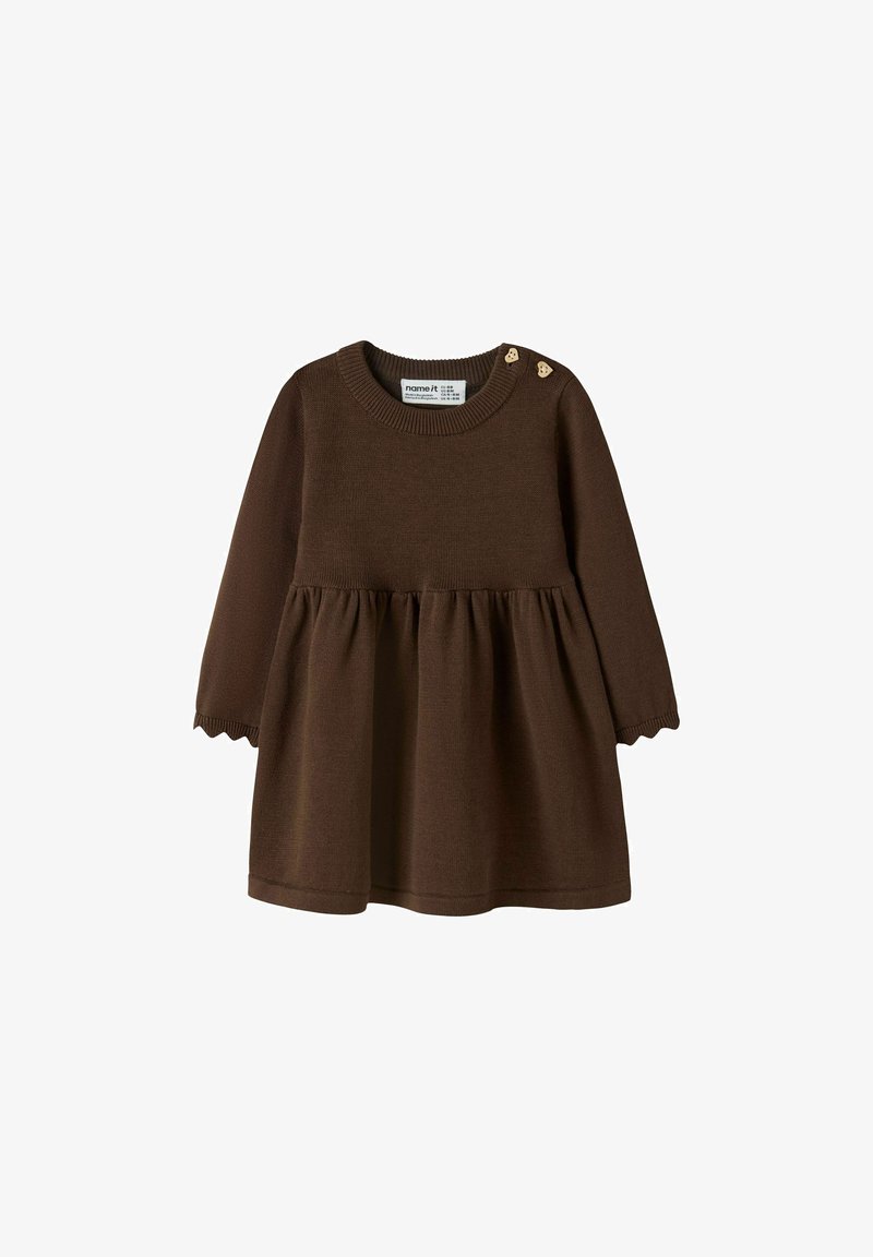 Robe bébé marron à manches longues, taille froncée, bords festonnés aux poignets et deux petits boutons sur l'épaule gauche.