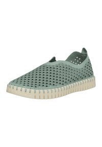 Grüner Slipper mit einem strukturierten, netzartigen Obermaterial und einer cremefarbenen Sohle mit einem schrägen Design und sichtbaren Nähdetails.