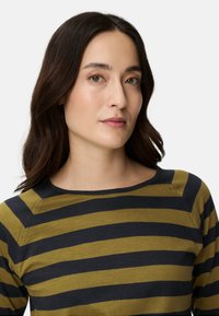 Gestreiftes Langarmshirt in Olivgrün und Marineblau mit weitem Ausschnitt und glatter Stoffstruktur, seitlichen Nähten.