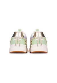 Scarpe sportive con una combinazione di colori verde e bianco, caratterizzate da un tallone in oro metallizzato, lacci testurizzati e una suola in gomma robusta.