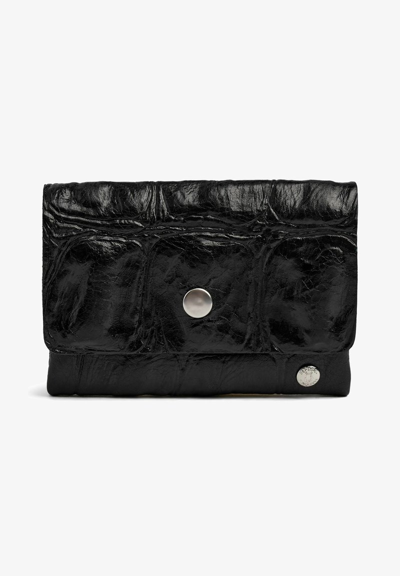 Mustakasa nahkalompakko, jossa on teksturoitu, ryppyinen pinta. Varustettu keskeisellä nepparisululla ja metallilogolla. Kompakti suorakulmainen muoto.