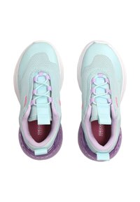 Jasnoniebieskie siateczkowe sneakersy z fioletowymi akcentami, z wiązaniem i wyściełanym zapiętkiem, na kontrastowej białej podeszwie.