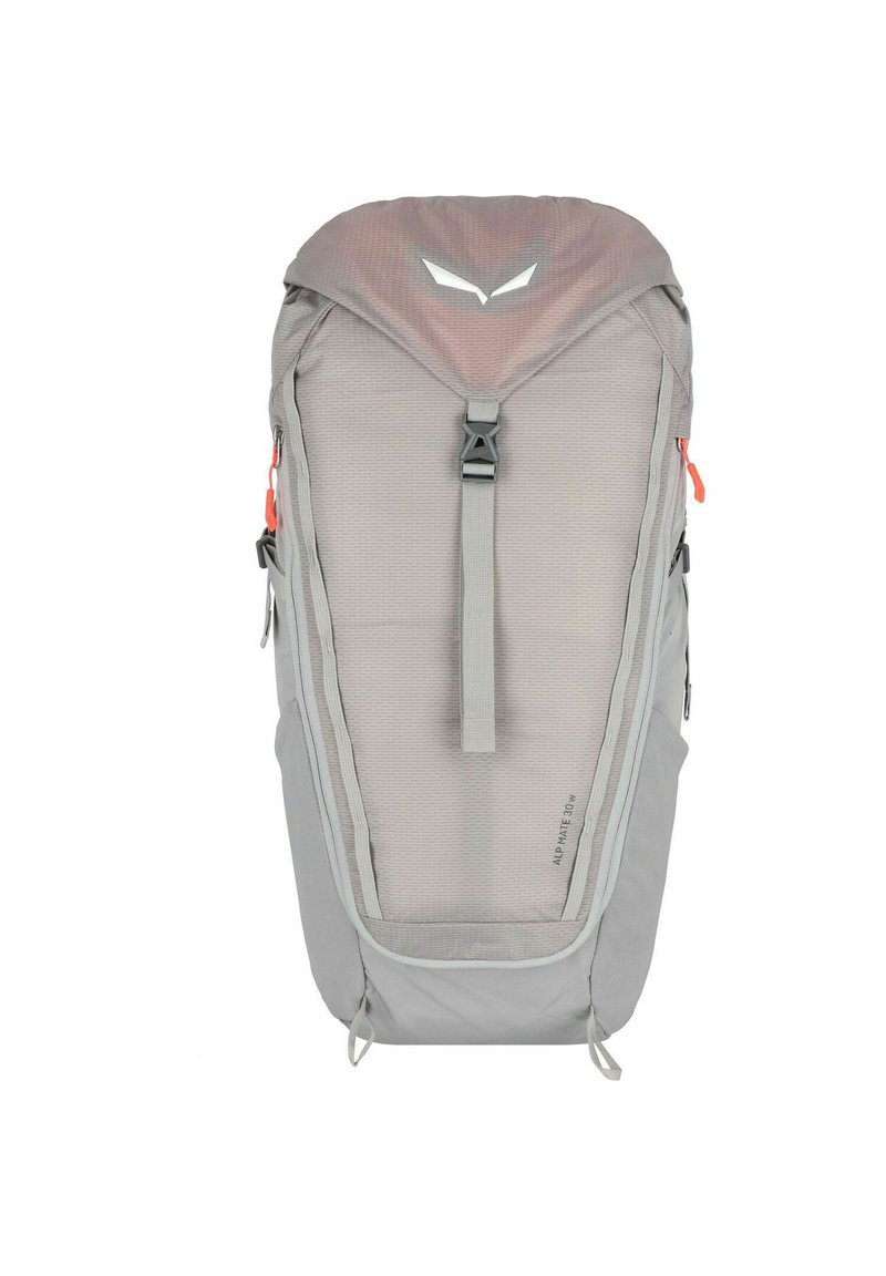 Mochila gris con un diseño aerodinámico, que presenta una superficie texturizada, acentos reflectantes, correas ajustables y un cierre central de hebilla.