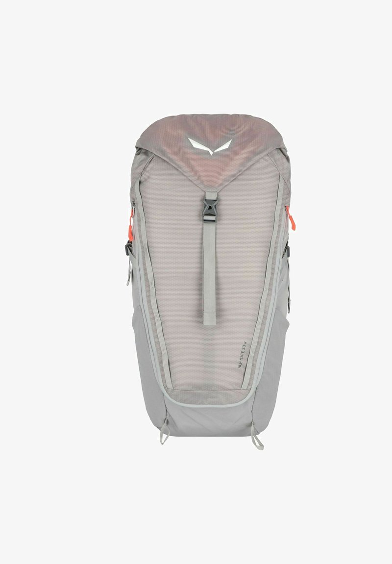 Mochila gris con un diseño aerodinámico, que presenta una superficie texturizada, acentos reflectantes, correas ajustables y un cierre central de hebilla.