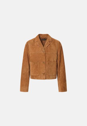 Veste courte en daim marron avec col à revers, trois boutons sur le devant et deux grandes poches plaquées à l'avant.