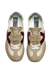 Sneaker con tomaia beige e marrone, con accenti in suede e tessuto, lacci bianchi e colletto bordato di verde. Suola in gomma texture.