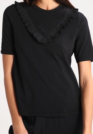 T-shirt nero a maniche corte con colletto a V plissettato testurizzato e dettaglio in pizzo. Taglio semplice, vestibilità regolare e tessuto morbido.