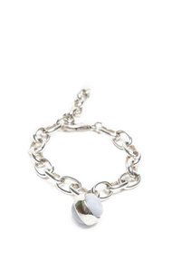 Srebrna bransoletka z łańcuszkiem, składająca się z dużych metalowych ogniw oraz okrągłej szarej koraliki z teksturowanym srebrnym paskiem.