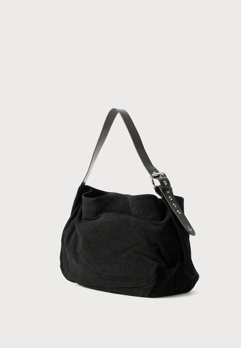 Sac à épaule en suède noir au design décontracté, avec une sangle en cuir réglable et une texture lisse. Présente une silhouette simple et minimaliste.