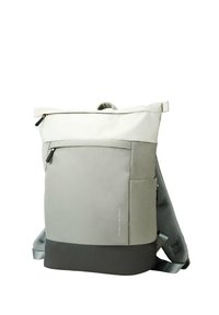Sac à dos gris doux avec une fermeture enroulable, comportant une poche zippée à l'avant, des bretelles rembourrées et réglables, et un dos en maille texturée.
