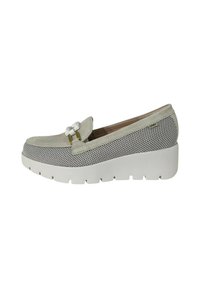 Shoe slip-on in camoscio grigio con dettagli in rete, suola platform bianca, decorazioni a fiocco e punta tonda.