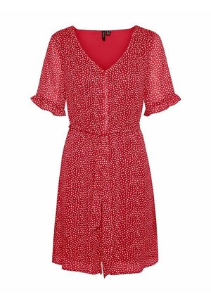 Czerwona sukienka w białe kropki, z krótkimi falbankowymi rękawami, dekoltem w serek, guzikami z przodu i paskiem do wiązania w talii. Lekka tkanina.