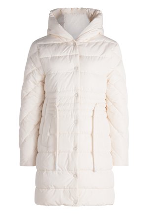 Manteau rembourré beige clair avec capuche, doté d'une fermeture éclair et de boutons, d'une taille élastique à cordon, et d'un motif de quilting diagonal.