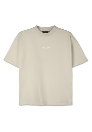 Beige bomull T-shirt med rundhals och korta ärmar; har "PEGADOR" broderat i matchande färg på bröstet.
