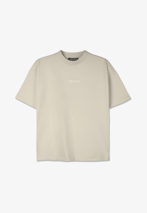 Beige bomull T-skjorte med rund hals og korte ermer; har "PEGADOR" brodert i matchende farge på brystet.