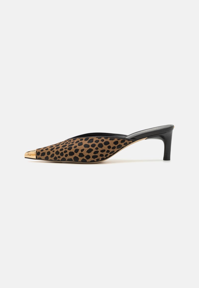 Chaussure à enfiler en imprimé léopard avec un bout pointu, des accents noirs, un embout métallique doré et un talon aiguille noir de 3 pouces.
