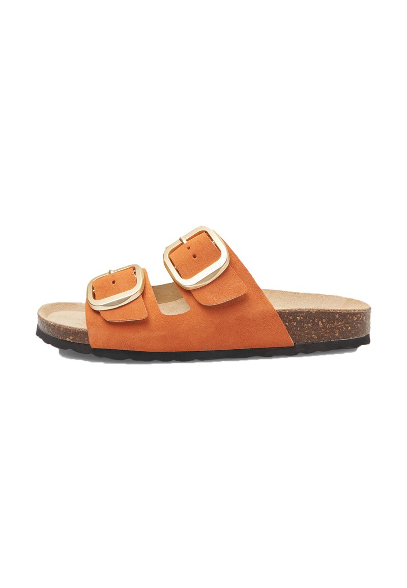 Sandalo in suede arancione con due cinturini larghi, ognuno dotato di una fibbia rettangolare dorata. Suola in sughero e gomma nera. Design piatto.