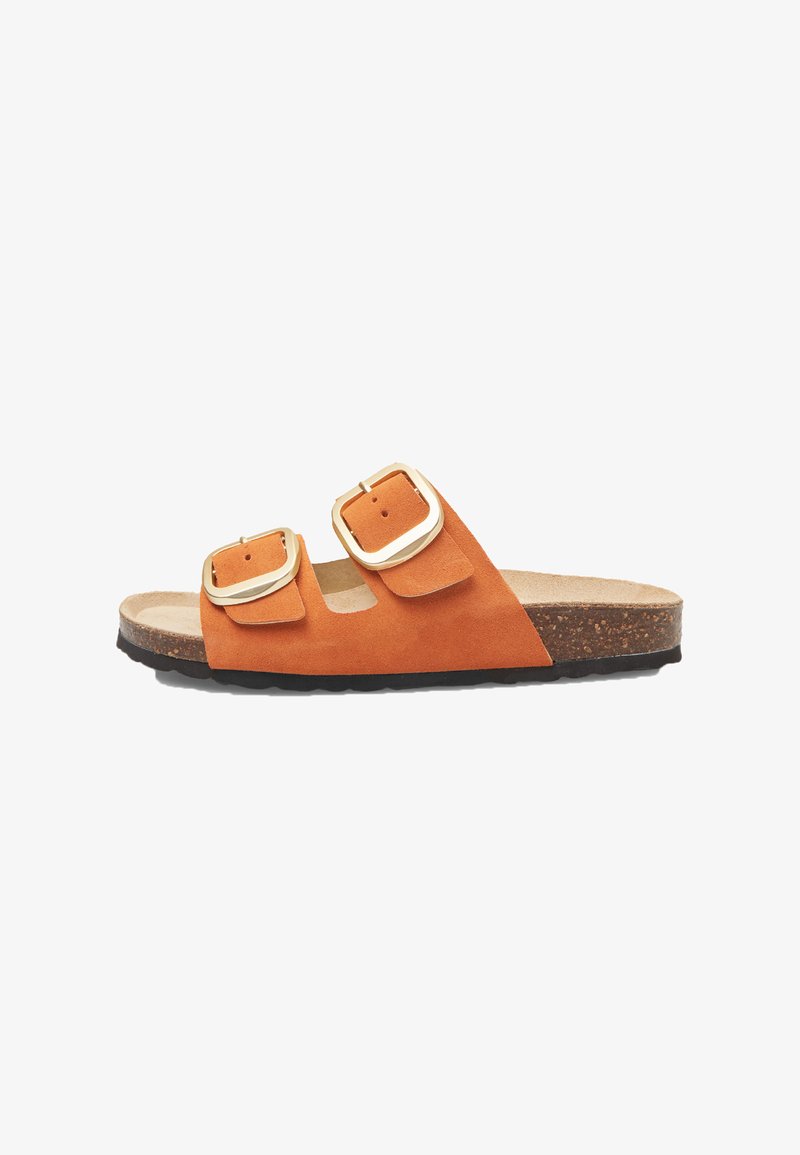 Sandalo in suede arancione con due cinturini larghi, ognuno dotato di una fibbia rettangolare dorata. Suola in sughero e gomma nera. Design piatto.