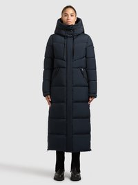 Tengerészkék, hosszú, bélelt kabát kapucnival, elöl cipzárral, cipzáras oldalzsebekkel és rugalmas, állítható kötőkkel a kapucninál.