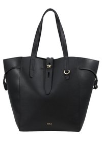 Czarna skórzana torba na ramię z teksturowaną powierzchnią, podwójnymi uchwytami, centralnym zapięciem na klapę oraz złotym akcentem z nazwą marki na dole.