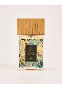 Szklana butelka perfum z złotą drewnianą pokrywką; kolorowy abstrakcyjny wzór na etykiecie z niebieskimi i beżowymi zwojami; czarny tekst logo.