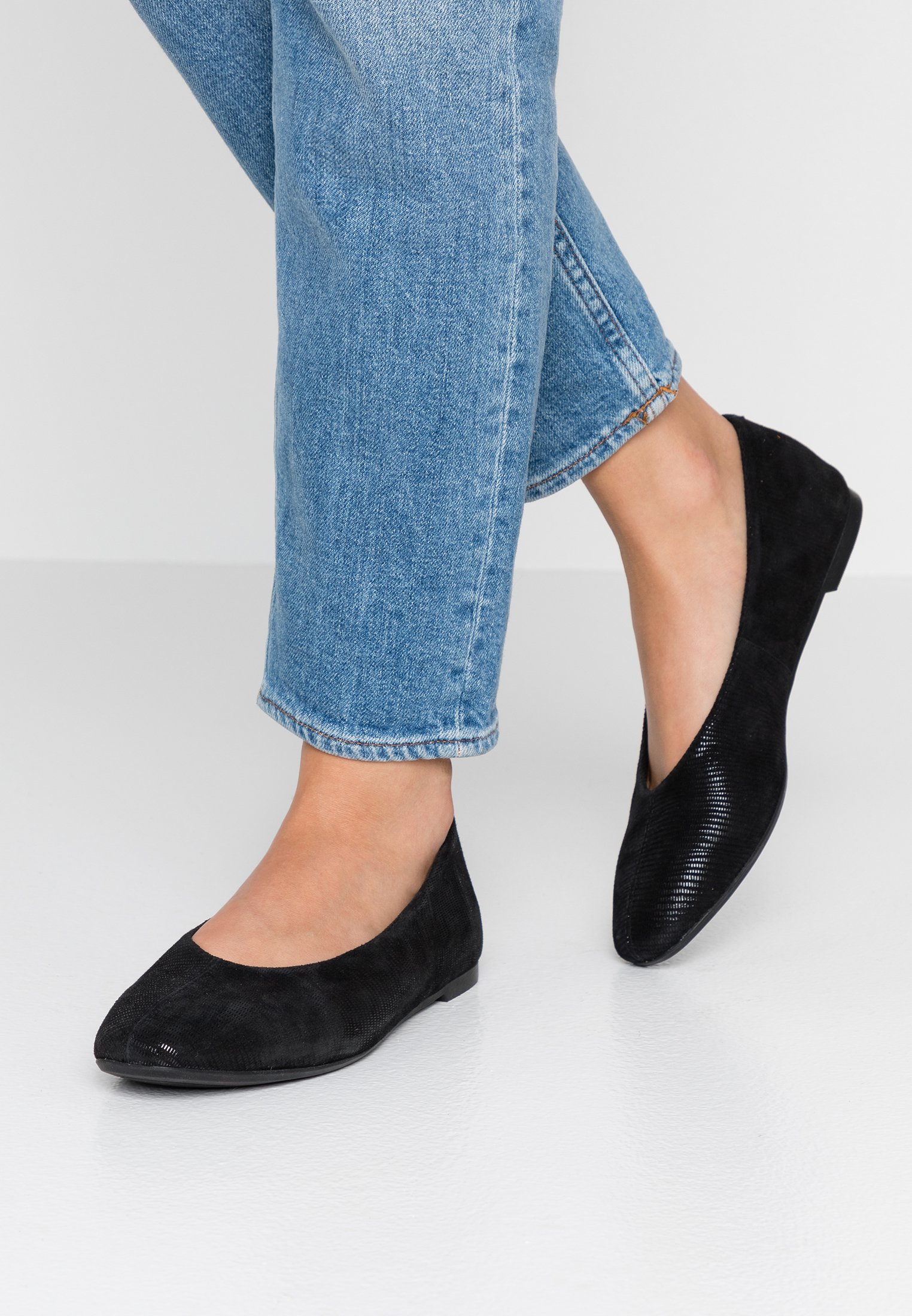 clarks flat pumps