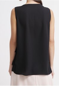Černý top bez rukávů s hladkým povrchem a zaobleným výstřihem, s mírně volným střihem a zakřiveným spodním lemem, vhodný pro vrstvení.