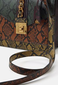 Borsa a mano con motivo a serpente multicolore, caratterizzata da texture verdi, arancioni, gialle e nere, dettaglio in metallo dorato e una sottile tracolla removibile.