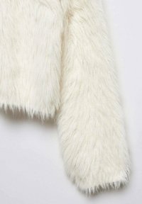 Biała kurtka z sztucznego futra o teksturowanym, kudłatym wyglądzie. Posiada skrócony krój oraz miękkie, puszyste wykończenie na rękawach i u dołu.