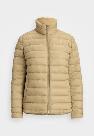 Bežs pūkains jakas ar horizontālu kvadrātu dizainu, augstu apkakli, pilnu rāvējslēdzēju un logotipa detaļu uz krūšu daļas. Gluda, viegla materiāla konstrukcija.