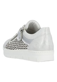 Baskets en suède gris avec un design floral perforé, semelle blanche et accents argentés. Équipées d'une fermeture zip pour un enfilage facile.