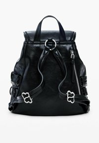 Mustast nahast seljakott reguleeritavate rihmade, hõbedase riistvara, lukuga küljetasku ja ümarate ülemiste käepidemetega. Omab tekstuurse pinnaga viimistlust.