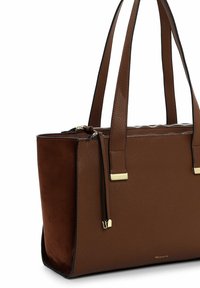 Borsa a tracolla in pelle marrone con texture, manici lunghi, chiusura con zip, dettagli in oro e pannelli laterali in suede.