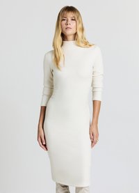 Midi-Kleid in Cremefarben mit figurbetontem Schnitt, hohem Kragen und langen Ärmeln, aus weichem, strukturiertem Stoff. Glatte Silhouette.